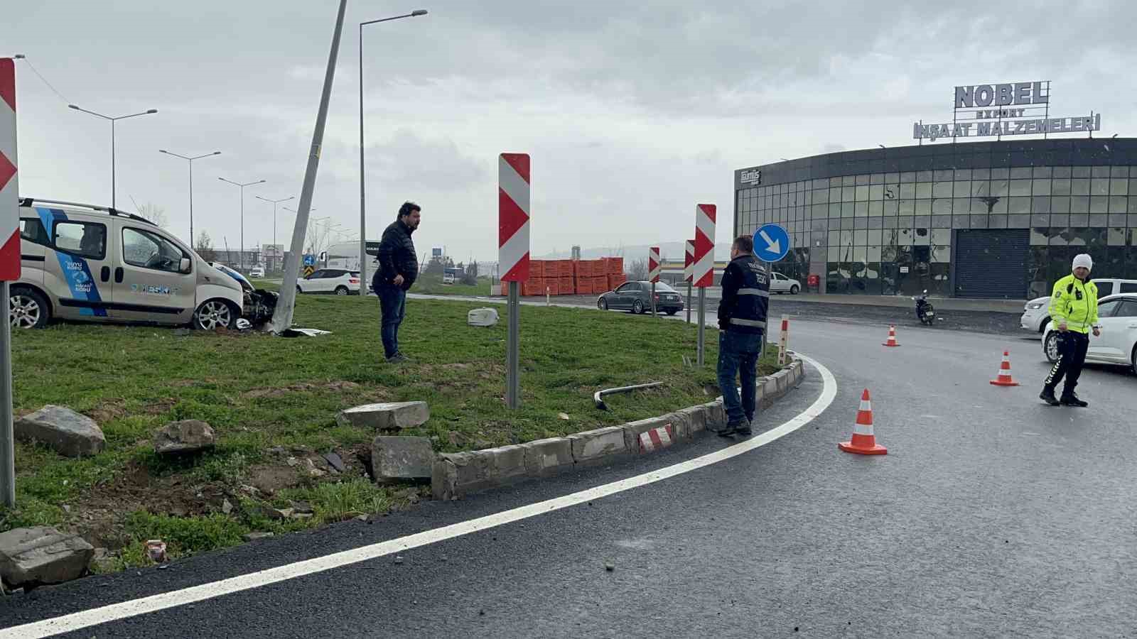 donel kavsakta direge carpan aracin surucusu yaralandi 4 kfuJFqub