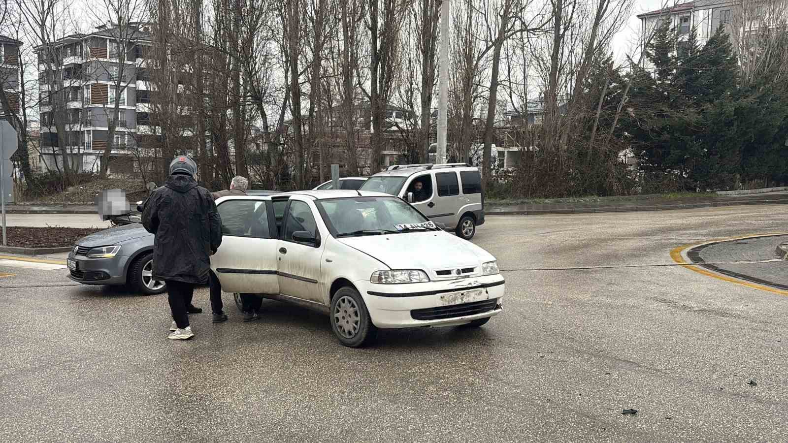 donel kavsakta motosiklet ile otomobil carpisti 1