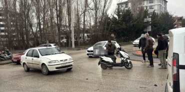 donel-kavsakta-motosiklet-ile-otomobil-carpisti-qnPjm6yS.jpg