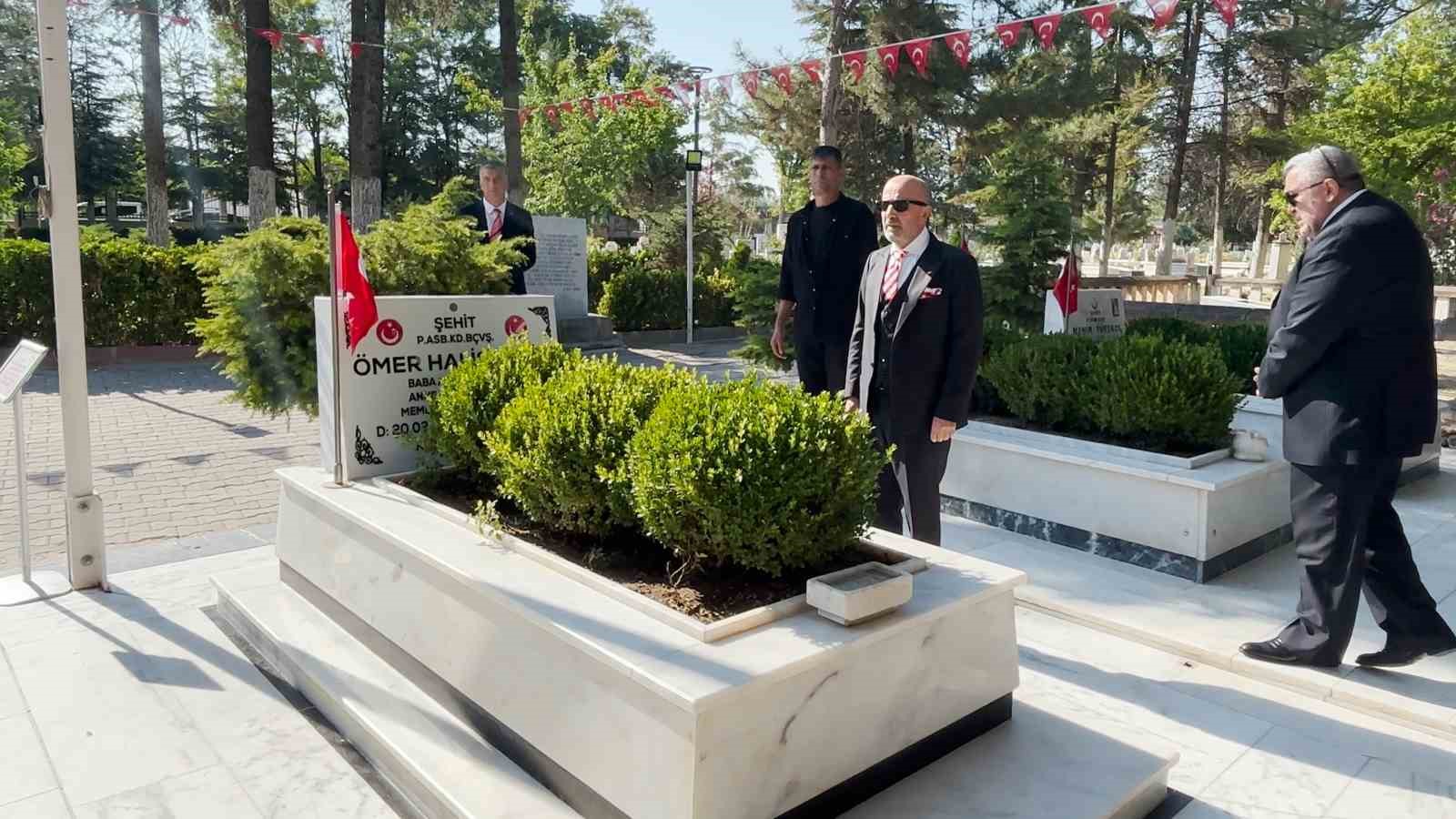 Dönemin Özel Kuvvetler Komutanı Aksakallı, Şehit Ömer Halisdemir’in kabrini ziyaret etti: "15 Temmuz, tarihi bir dönüm noktasıdır" 6 donemin ozel kuvvetler komutani aksakalli sehit omer halisdemirin kabrini ziyaret etti 15 temmuz tarihi 6Ie3dkYJ