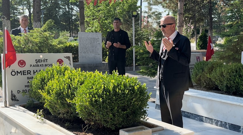 Dönemin Özel Kuvvetler Komutanı Aksakallı, Şehit Ömer Halisdemir’in kabrini ziyaret etti: "15 Temmuz, tarihi bir dönüm noktasıdır" 4 donemin ozel kuvvetler komutani aksakalli sehit omer halisdemirin kabrini ziyaret etti 15 temmuz tarihi jI9VcLHQ