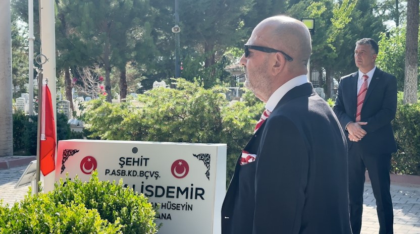 Dönemin Özel Kuvvetler Komutanı Aksakallı, Şehit Ömer Halisdemir’in kabrini ziyaret etti: "15 Temmuz, tarihi bir dönüm noktasıdır" 5 donemin ozel kuvvetler komutani aksakalli sehit omer halisdemirin kabrini ziyaret etti 15 temmuz tarihi