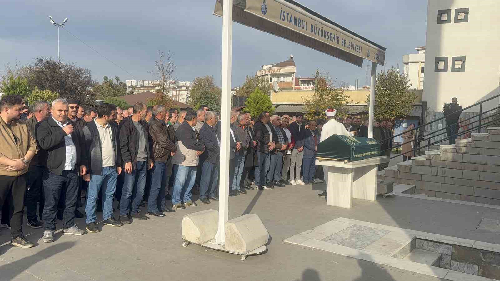 Döner yedikten sonra evinde ölü bulunan 13 yaşındaki Eren Yılgın son yolculuğuna uğurlandı 5 doner yedikten sonra evinde olu bulunan 13 yasindaki eren yilgin son yolculuguna ugurlandi 1 MepvhJNc