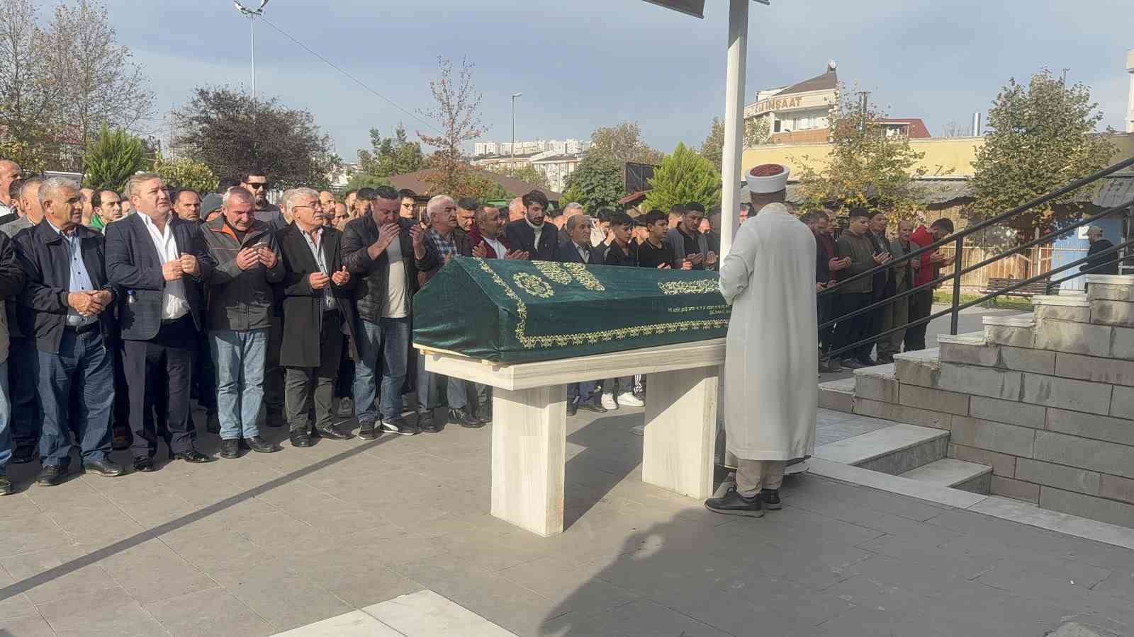 Döner yedikten sonra evinde ölü bulunan 13 yaşındaki Eren Yılgın son yolculuğuna uğurlandı 6 doner yedikten sonra evinde olu bulunan 13 yasindaki eren yilgin son yolculuguna ugurlandi 2 HU2WC8tf