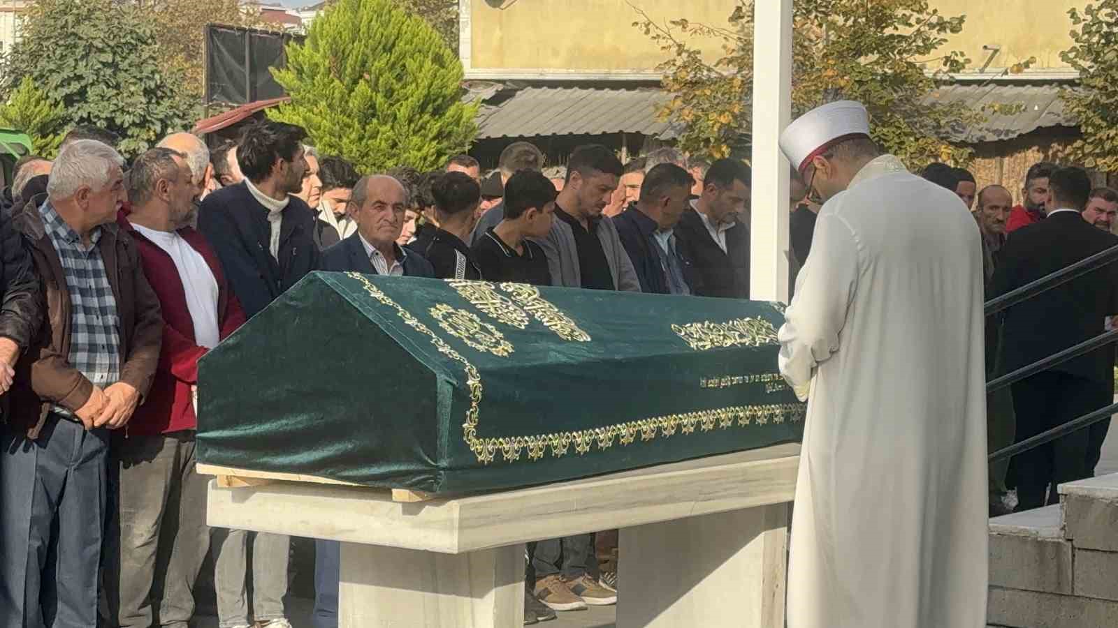 Döner yedikten sonra evinde ölü bulunan 13 yaşındaki Eren Yılgın son yolculuğuna uğurlandı 7 doner yedikten sonra evinde olu bulunan 13 yasindaki eren yilgin son yolculuguna ugurlandi 3