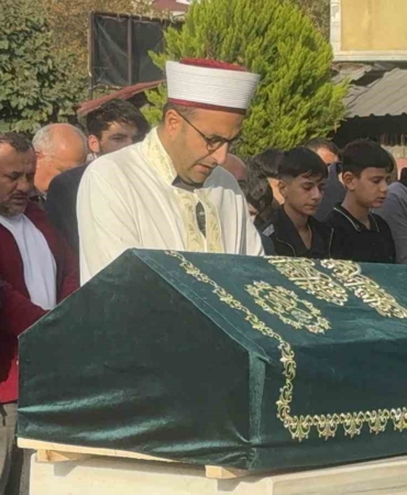 doner-yedikten-sonra-evinde-olu-bulunan-13-yasindaki-eren-yilgin-son-yolculuguna-ugurlandi-CmSzuLHt.jpg