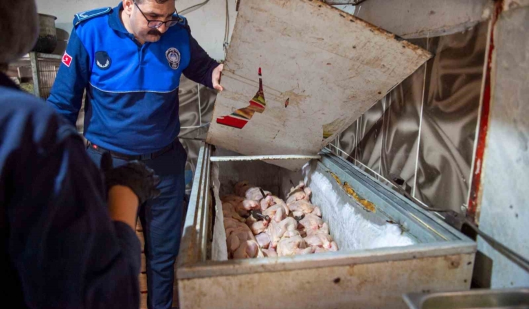 donerciden-kurtlu-salca-ve-tursu-cikti-EWTCIs2f.jpg