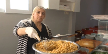 doneri-ile-meshur-hatayda-nohut-durumcu-kadin-vatandaslarin-damak-lezzetini-degistirdi-5jtPytDt.jpg