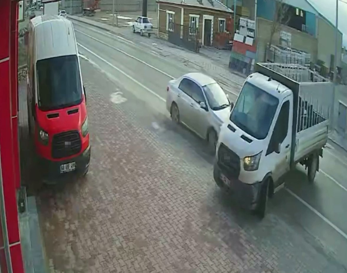 donus yapmak isteyen kamyonete otomobil carpti 1 yarali 0 97SlXAIS