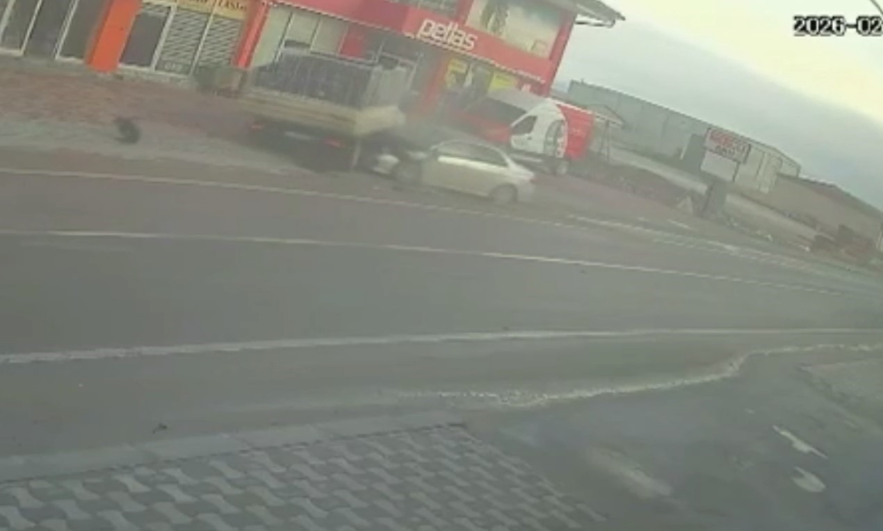 donus yapmak isteyen kamyonete otomobil carpti 1 yarali 1 liMWaQAg
