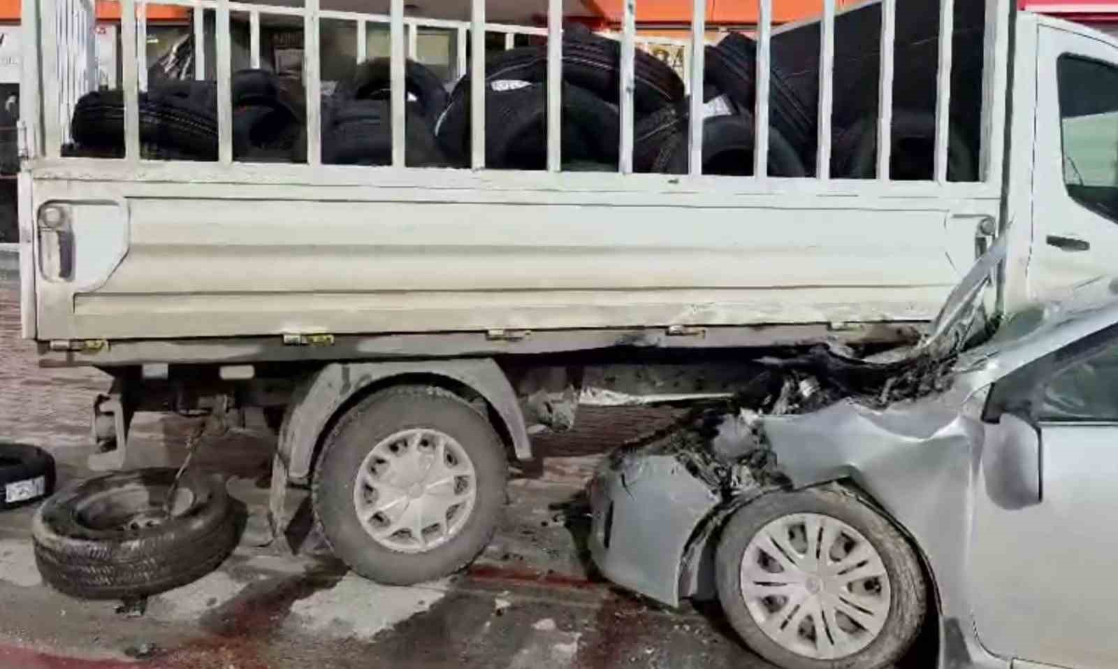 donus yapmak isteyen kamyonete otomobil carpti 1 yarali 2 Yg3VmJjq
