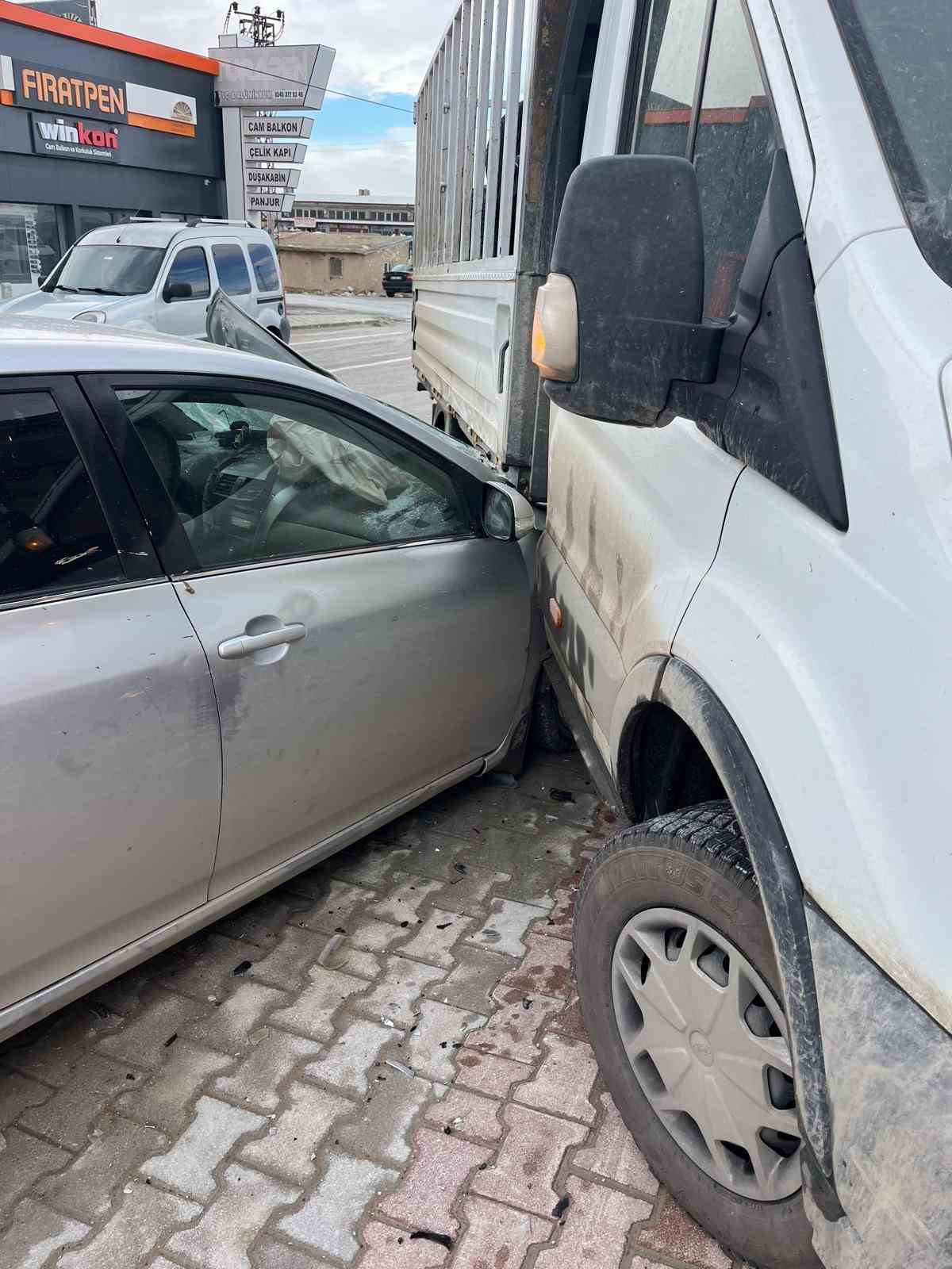 donus yapmak isteyen kamyonete otomobil carpti 1 yarali 3 9KCQpDMM