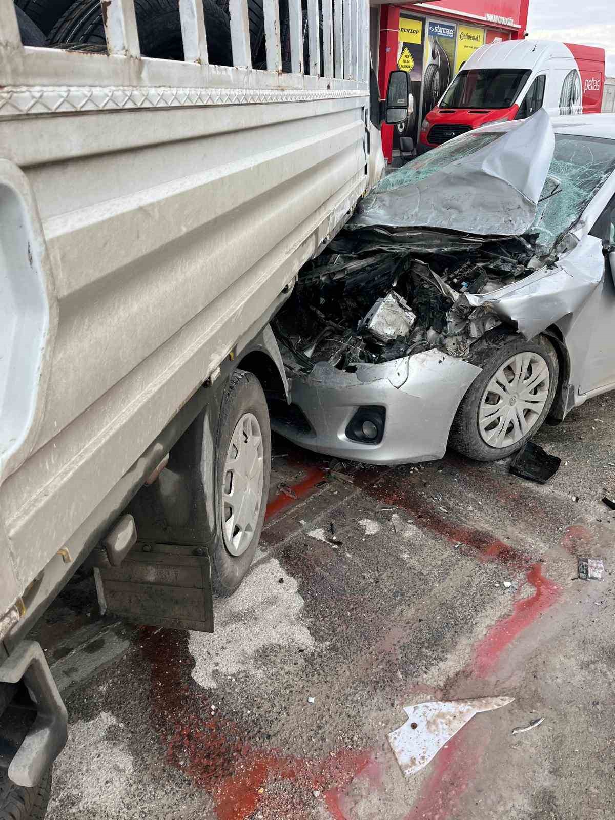 donus yapmak isteyen kamyonete otomobil carpti 1 yarali 4 lPrcDair