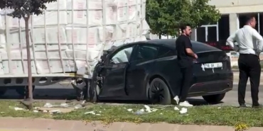 dorseye-carpan-tesla-hurdaya-dondu-1-yarali-KUN8ZeJr.jpg