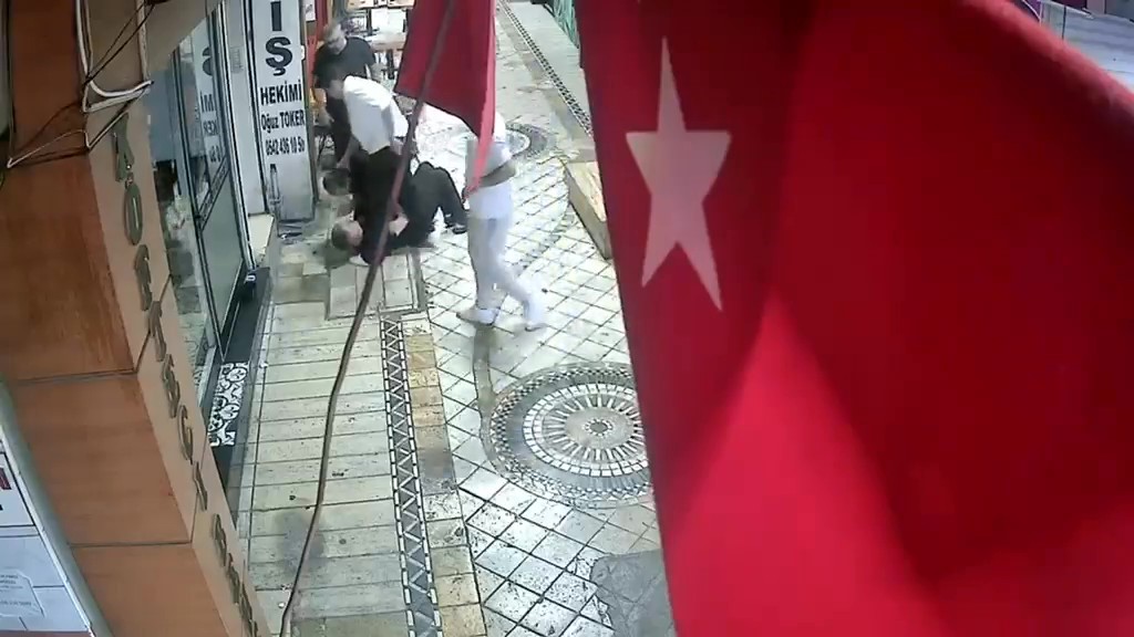 dort kisi tarafindan olduresiye darbedildi olay ani kameraya yansidi 1 AGfYfJCy
