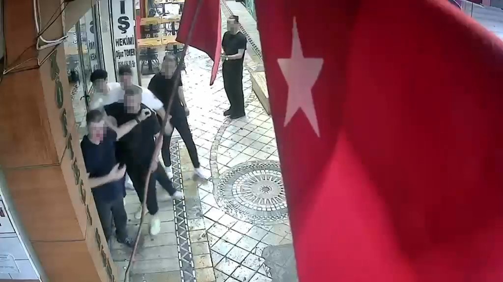 dort kisi tarafindan olduresiye darbedildi olay ani kameraya yansidi 3 R2Yt6thB