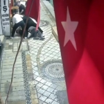 dort-kisi-tarafindan-olduresiye-darbedildi-olay-ani-kameraya-yansidi-bnJQA2lE.jpg