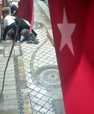 dort-kisi-tarafindan-olduresiye-darbedildi-olay-ani-kameraya-yansidi-bnJQA2lE.jpg
