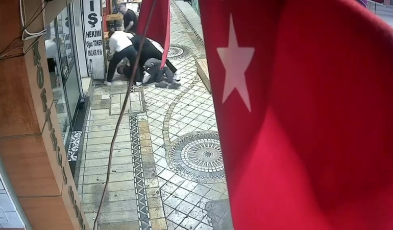 dort-kisi-tarafindan-olduresiye-darbedildi-olay-ani-kameraya-yansidi-bnJQA2lE.jpg