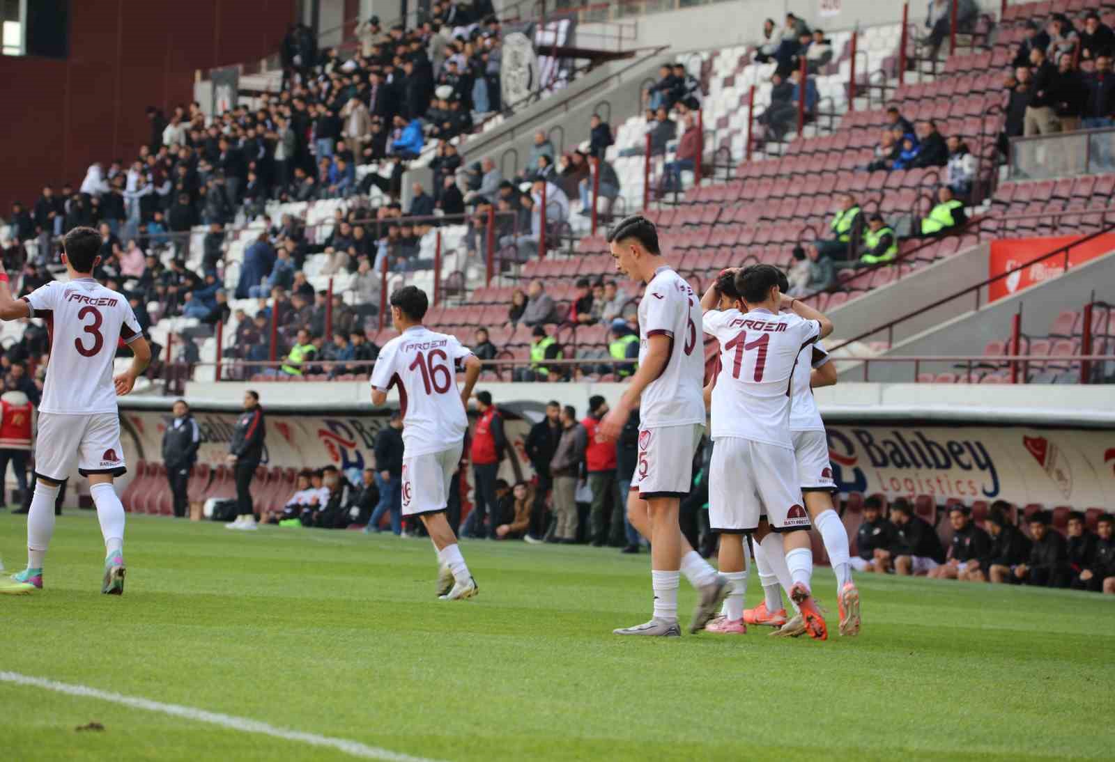 dostluk maci elazigspor u16 2 besiktas u16 1 11 JgsJlEfG