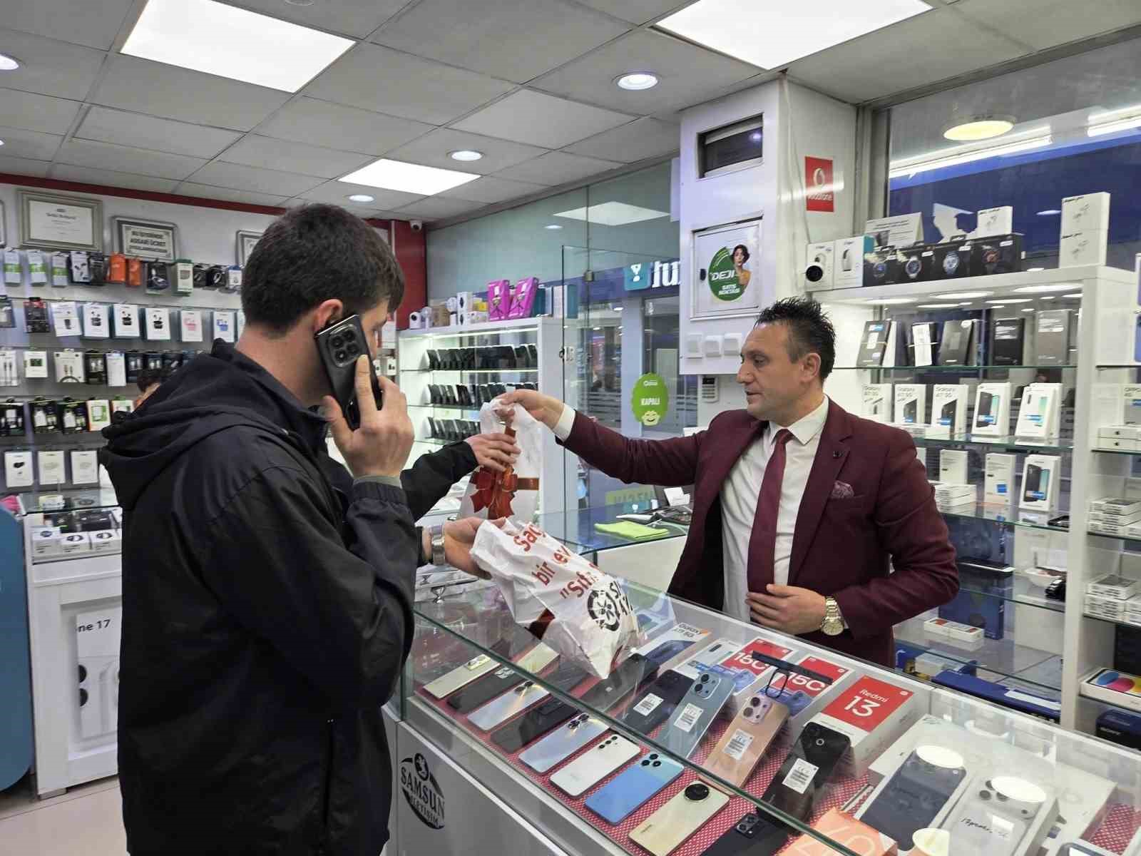Döviz destesi masaya çıkınca telefoncu kendini tutamadı: Ağzı kulaklarına vardı 5 doviz destesi masaya cikinca telefoncu kendini tutamadi agzi kulaklarina vardi 1 TJh5skO4