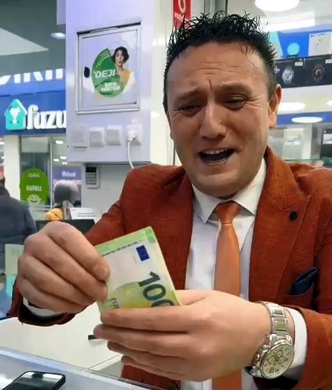 Döviz destesi masaya çıkınca telefoncu kendini tutamadı: Ağzı kulaklarına vardı 6 doviz destesi masaya cikinca telefoncu kendini tutamadi agzi kulaklarina vardi 2 9Kryit2k
