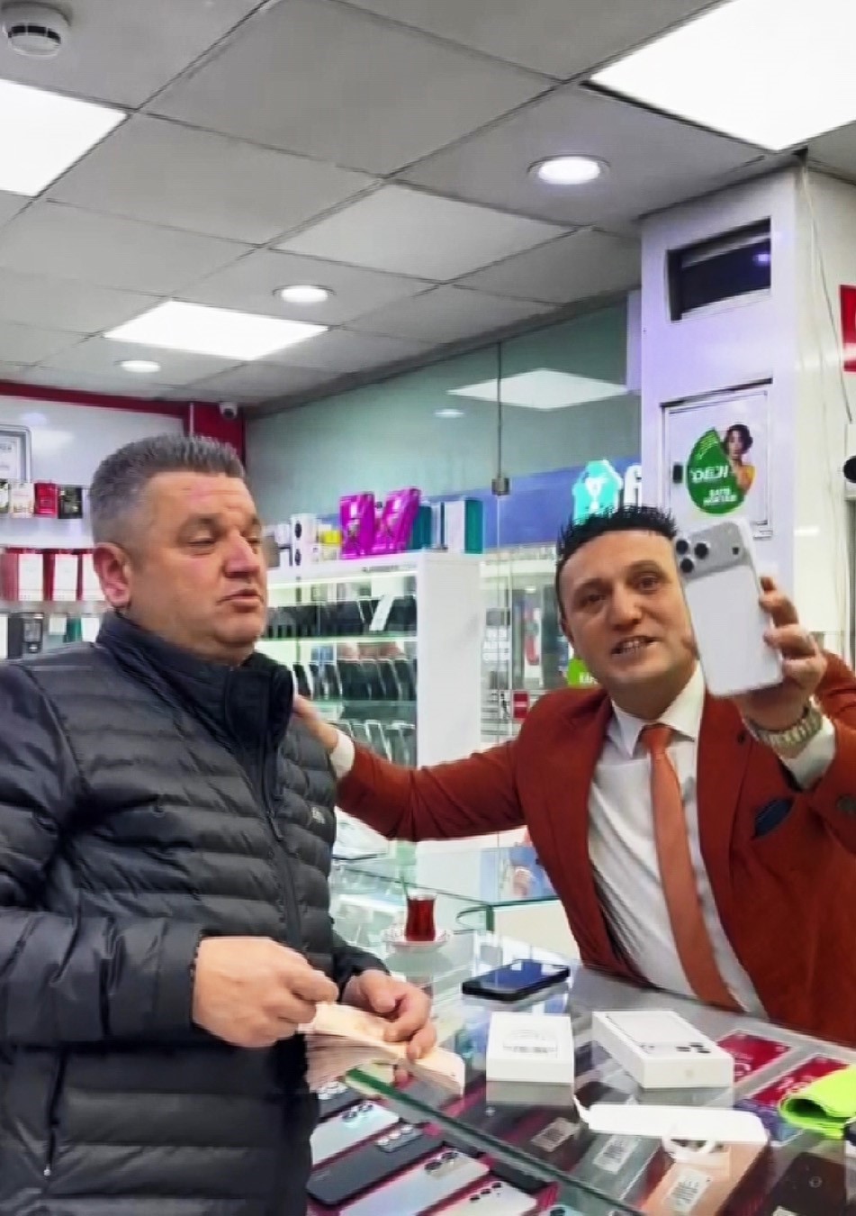 Döviz destesi masaya çıkınca telefoncu kendini tutamadı: Ağzı kulaklarına vardı 7 doviz destesi masaya cikinca telefoncu kendini tutamadi agzi kulaklarina vardi 3 dJVIPn3T