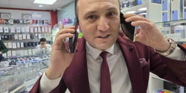 doviz-destesi-masaya-cikinca-telefoncu-kendini-tutamadi-agzi-kulaklarina-vardi-Iv6amydI.jpg
