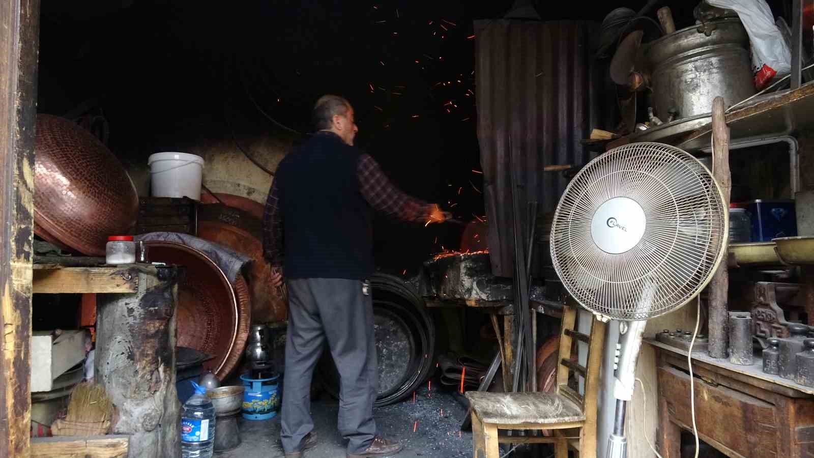 dovme bakir kazanlar geleneksel yontemlerle hazirlaniyor 3 L2k1UH8j
