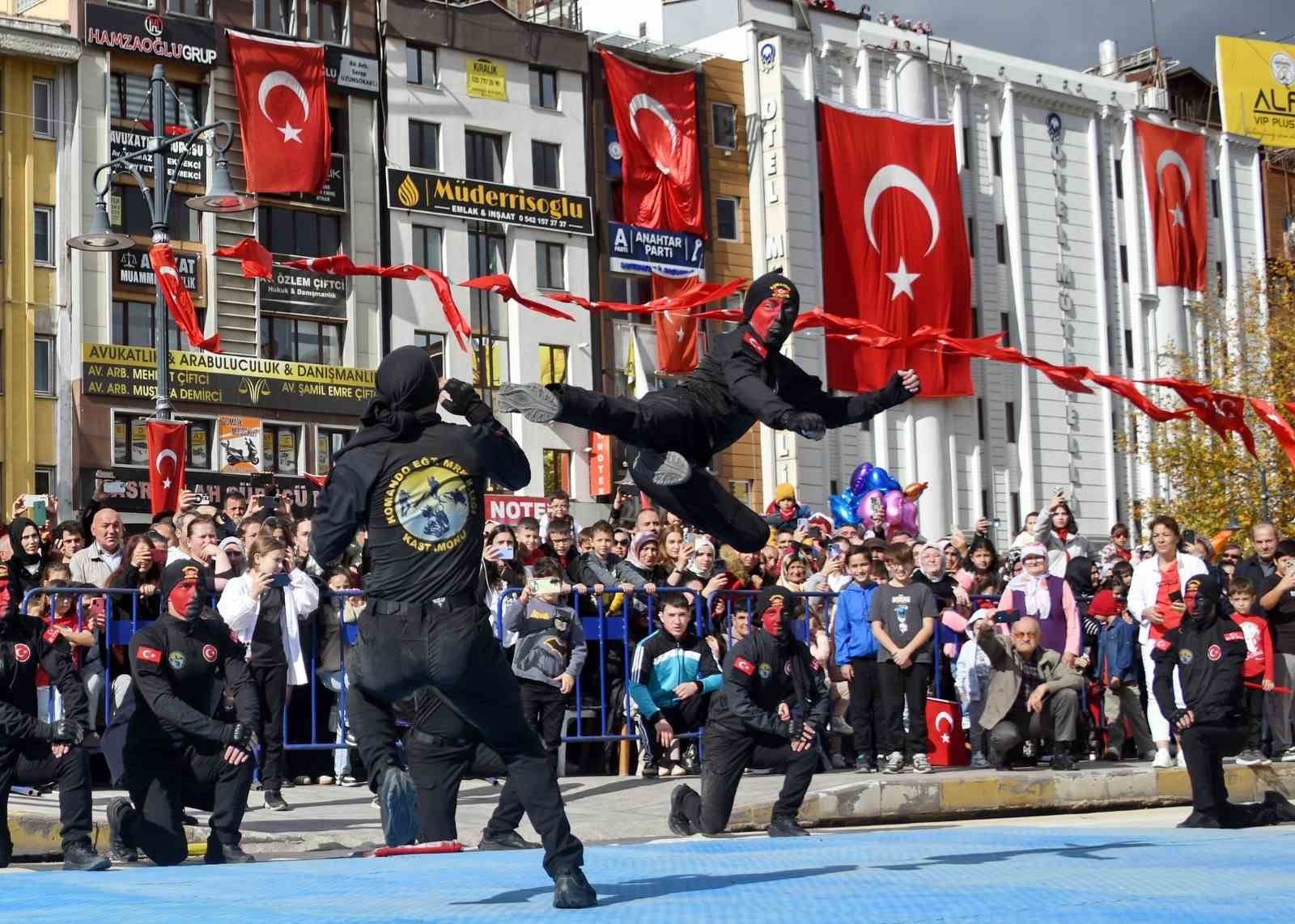 Dövüş sanatlarındaki hünerlerini sergileyen jandarma komandolar nefes kesti 16 dovus sanatlarindaki hunerlerini sergileyen jandarma komandolar nefes kesti 12 2iOIeszL