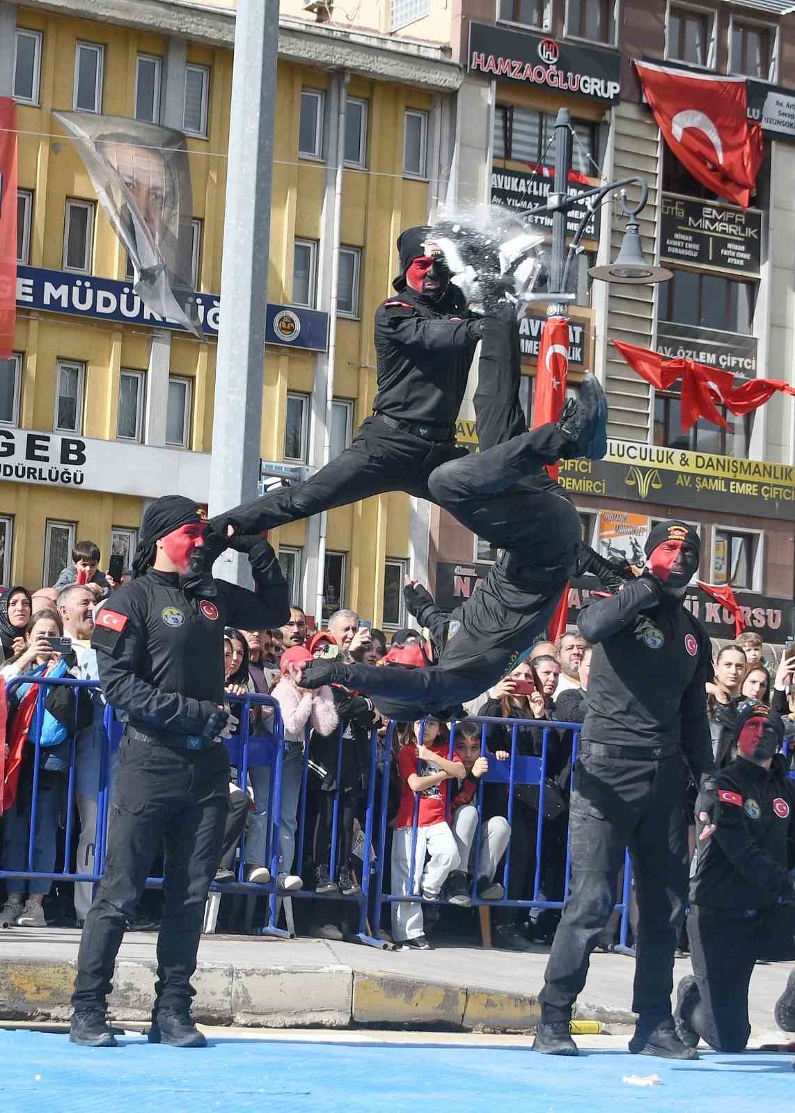 Dövüş sanatlarındaki hünerlerini sergileyen jandarma komandolar nefes kesti 17 dovus sanatlarindaki hunerlerini sergileyen jandarma komandolar nefes kesti 13