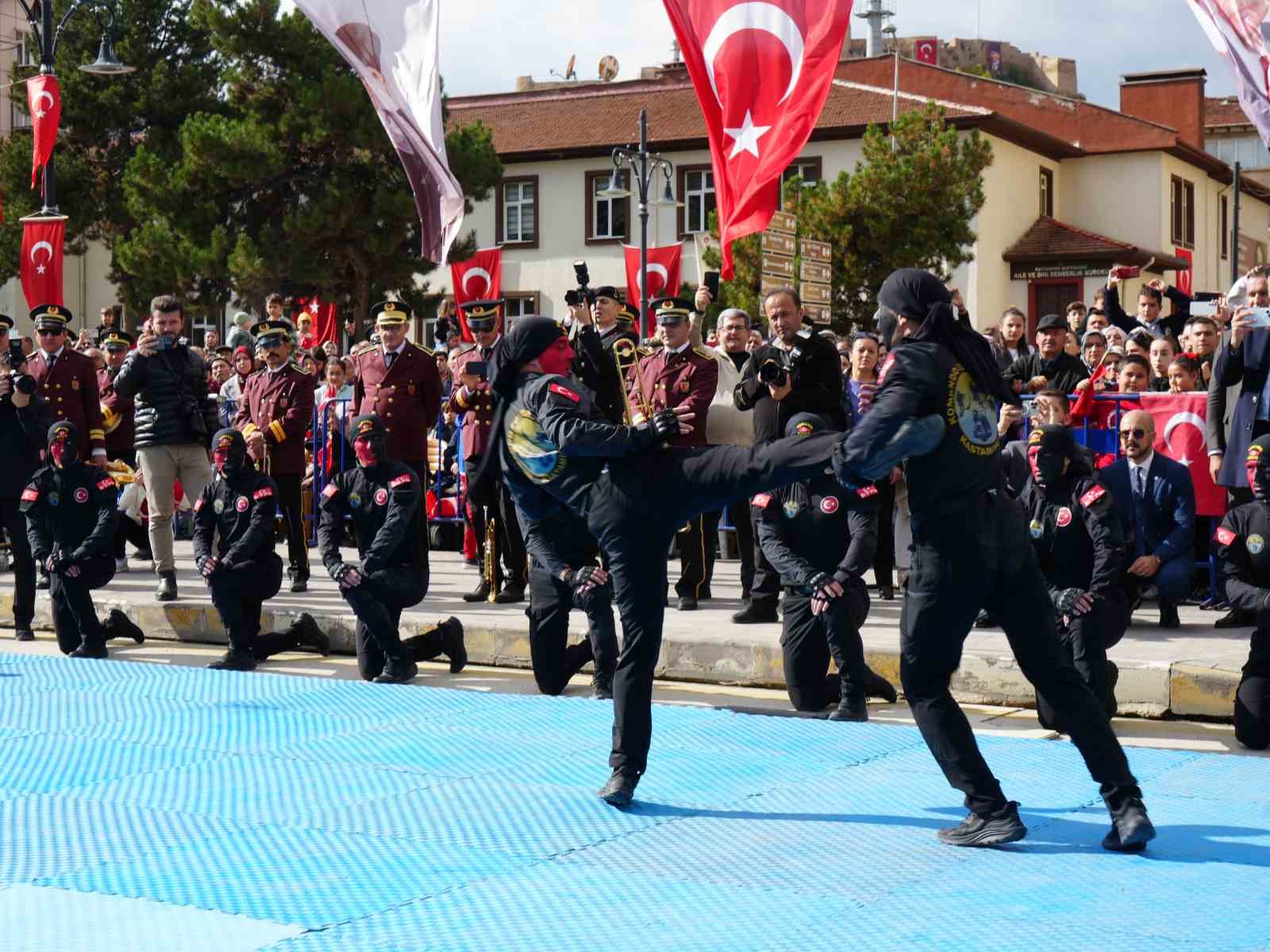 Dövüş sanatlarındaki hünerlerini sergileyen jandarma komandolar nefes kesti 10 dovus sanatlarindaki hunerlerini sergileyen jandarma komandolar nefes kesti 6 XwKmufBk