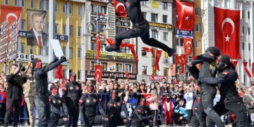 dovus-sanatlarindaki-hunerlerini-sergileyen-jandarma-komandolar-nefes-kesti-I2gHexq6.jpg
