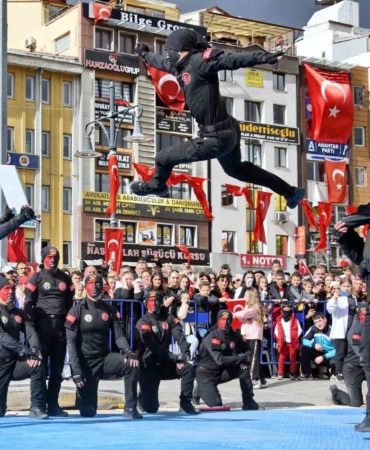 dovus-sanatlarindaki-hunerlerini-sergileyen-jandarma-komandolar-nefes-kesti-I2gHexq6.jpg