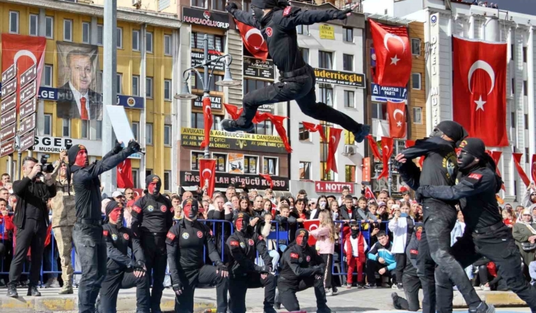 dovus-sanatlarindaki-hunerlerini-sergileyen-jandarma-komandolar-nefes-kesti-I2gHexq6.jpg