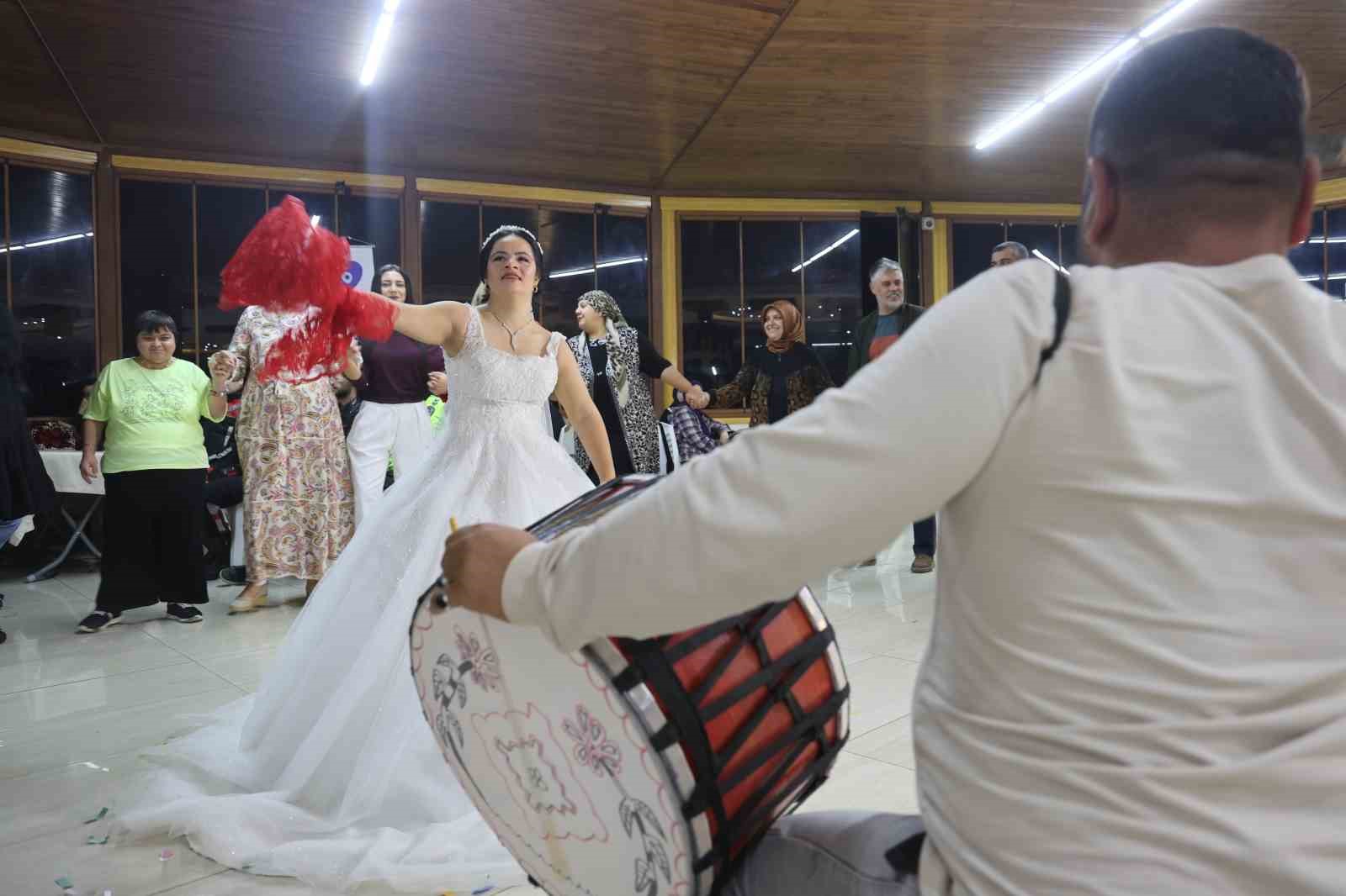 down sendromlu ezginin dugun hayali gercek oldu mutluluguna ortak olan polisler yurekleri isitti 1 sOmwmwSV