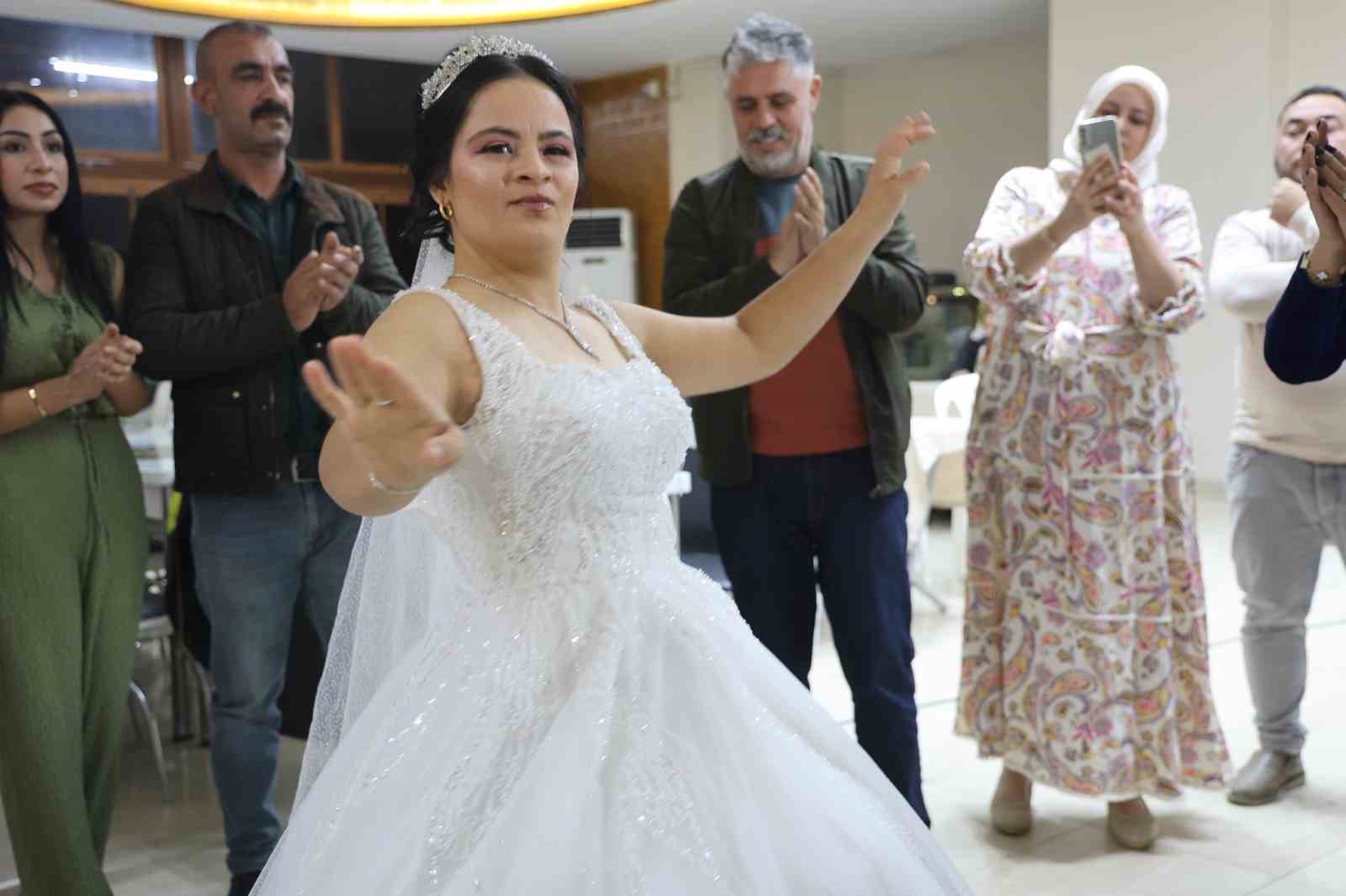 down sendromlu ezginin dugun hayali gercek oldu mutluluguna ortak olan polisler yurekleri isitti 2 OlrmL2q4