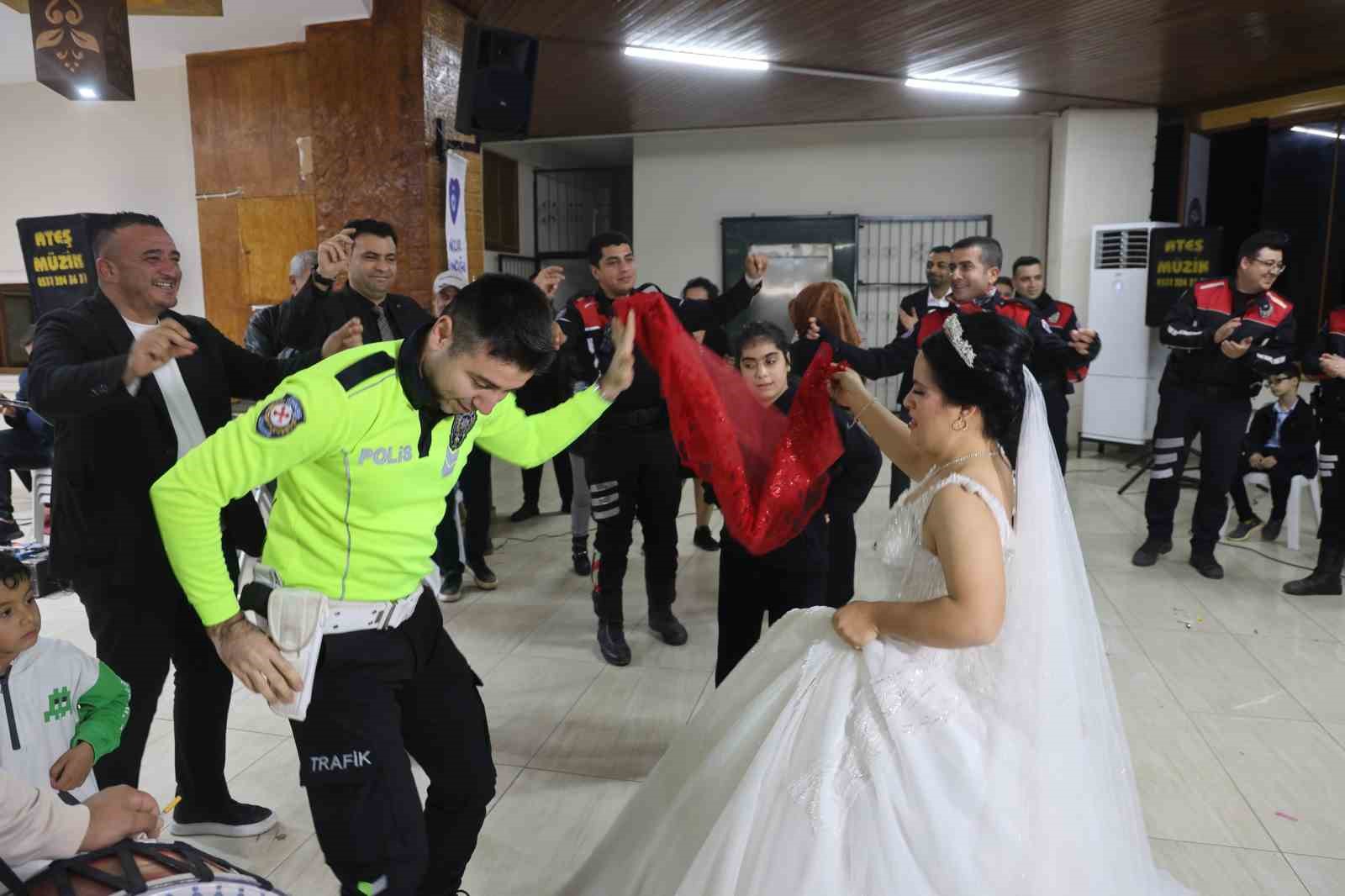 down sendromlu ezginin dugun hayali gercek oldu mutluluguna ortak olan polisler yurekleri isitti 3 1JupUsK9
