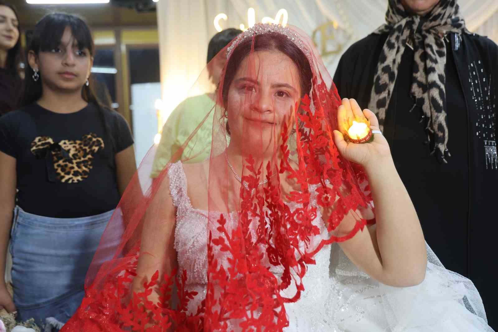 down sendromlu ezginin dugun hayali gercek oldu mutluluguna ortak olan polisler yurekleri isitti 7 wNRJL5E3