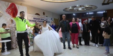 down-sendromlu-ezginin-dugun-hayali-gercek-oldu-mutluluguna-ortak-olan-polisler-yurekleri-isitti-tPYXRWek.jpg