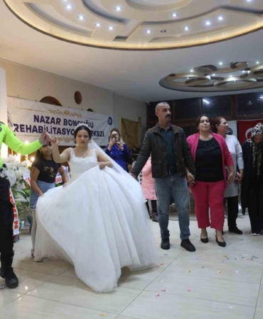down-sendromlu-ezginin-dugun-hayali-gercek-oldu-mutluluguna-ortak-olan-polisler-yurekleri-isitti-tPYXRWek.jpg