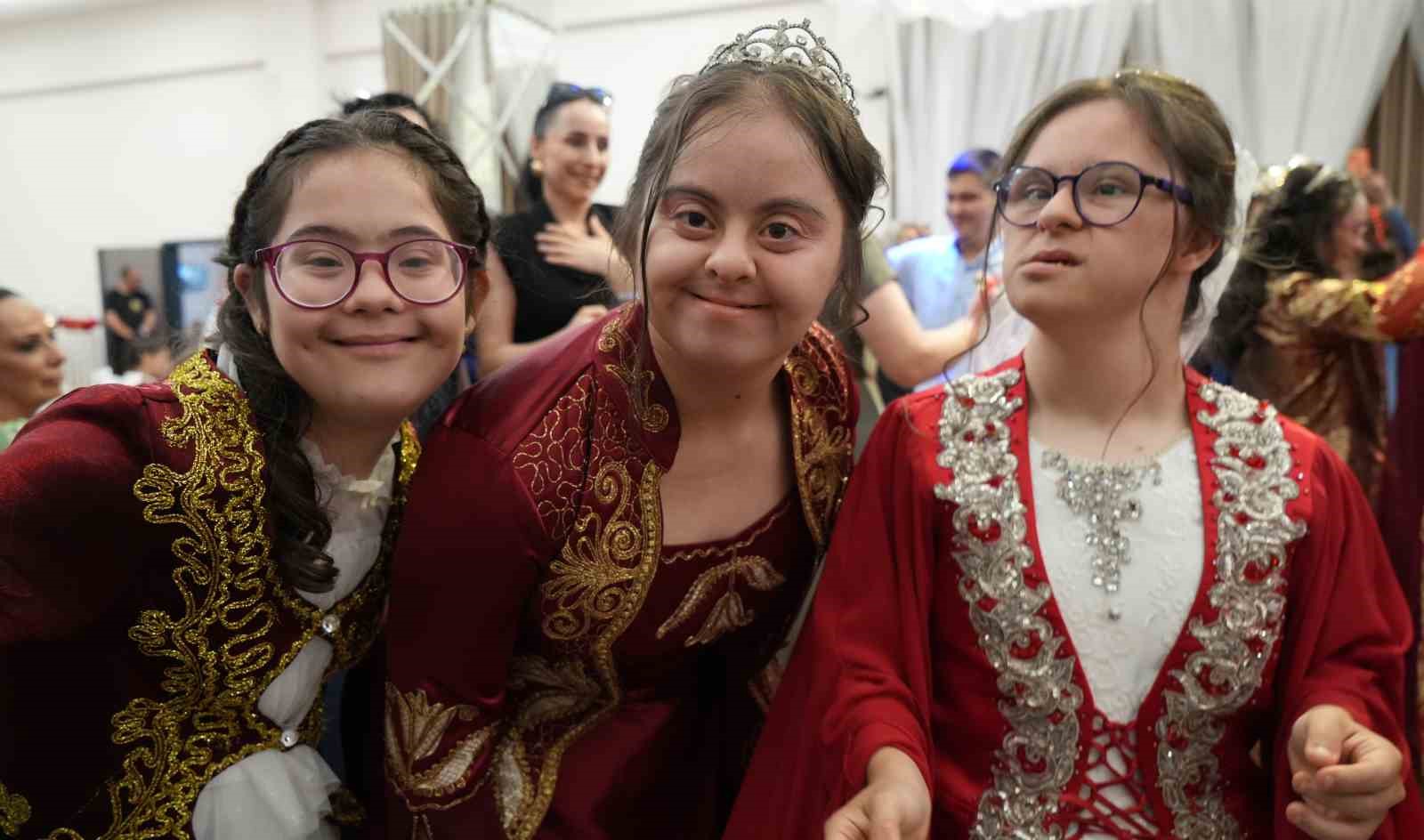 down sendromlu genc kizlarin kina hayali gercek oldu 0 SlZacSSb