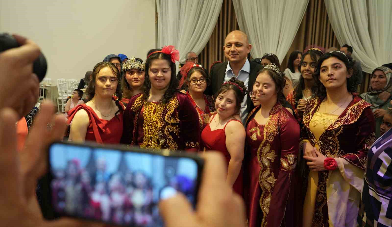 down sendromlu genc kizlarin kina hayali gercek oldu 1 EyVJpwTL