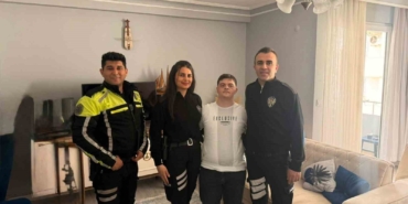 down-sendromlu-melike-polis-ekiplerinden-dogum-gunu-surprizi-xUrRaLFi.jpg
