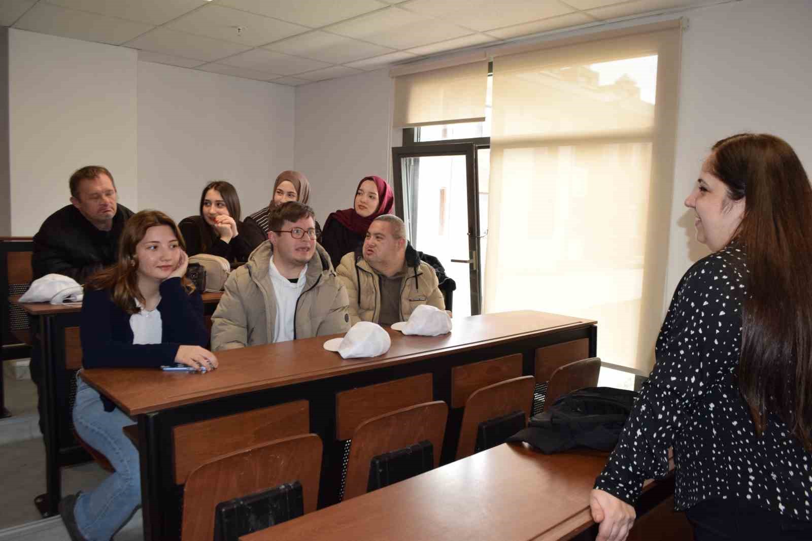 down sendromu olan gencler ergoterapi ogrencileriyle kampus deneyimi yasadi 3 XuEhjmwF