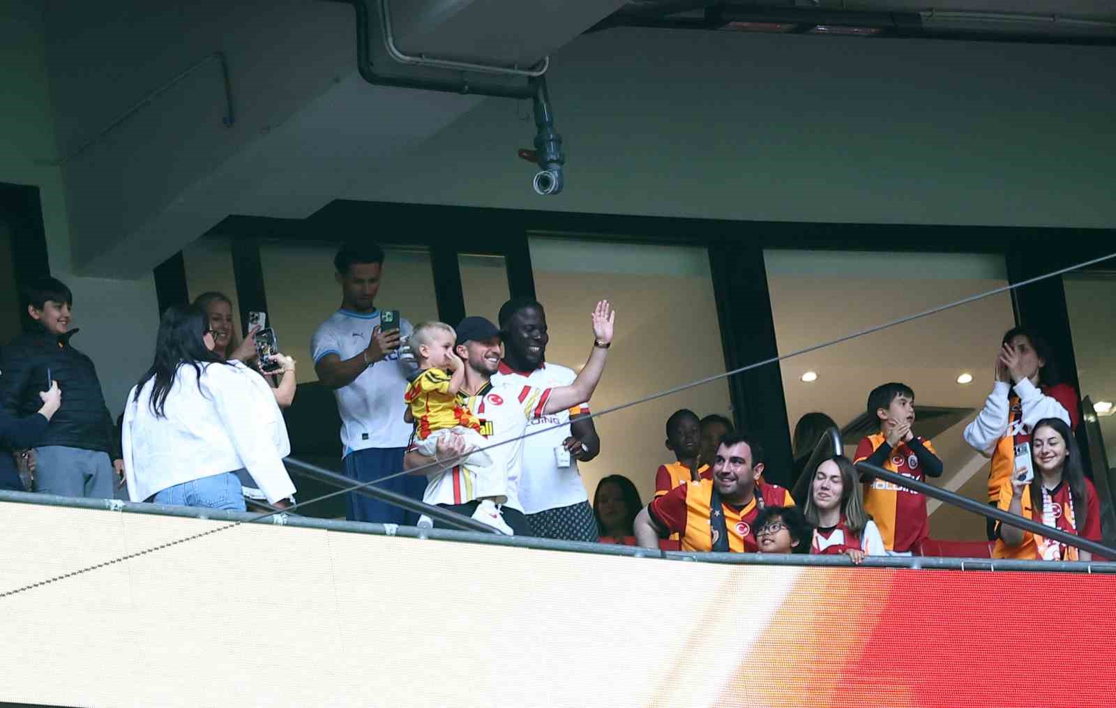 Dries Mertens ve ailesi yeniden RAMS Park’ta 5 dries mertens ve ailesi yeniden rams parkta 1
