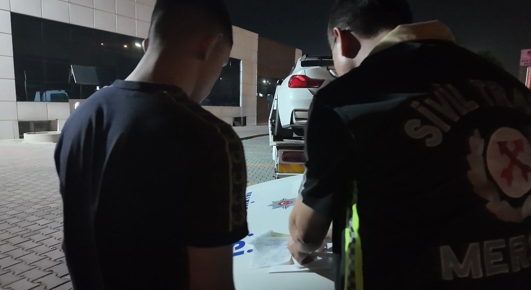 Drift atıp egzozdan ateş çıkardı: O sürünün ehliyeti iptal edilip 55 bin TL ceza kesildi 6 drift atip egzozdan ates cikardi o surunun ehliyeti iptal edilip 55 bin tl ceza VzzrZCR2