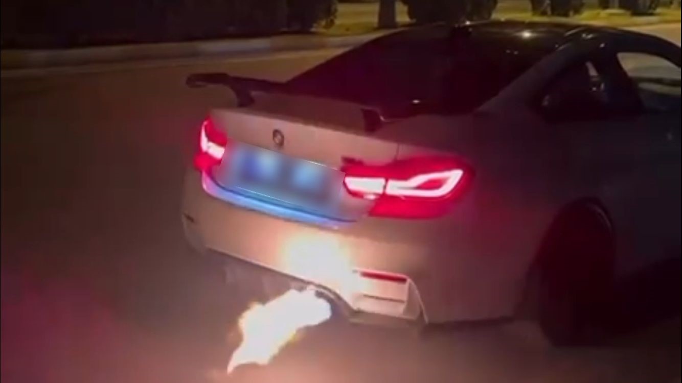 Drift atıp egzozdan ateş çıkardı: O sürünün ehliyeti iptal edilip 55 bin TL ceza kesildi 7 drift atip egzozdan ates cikardi o surunun ehliyeti iptal edilip 55 bin tl ceza dUWyXyzN
