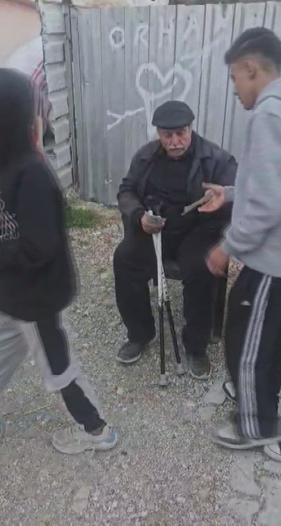 dua etsinler yeter diyen yasli adam emekli maasini mahalleliye dagitiyor 2 3MT9gvZE