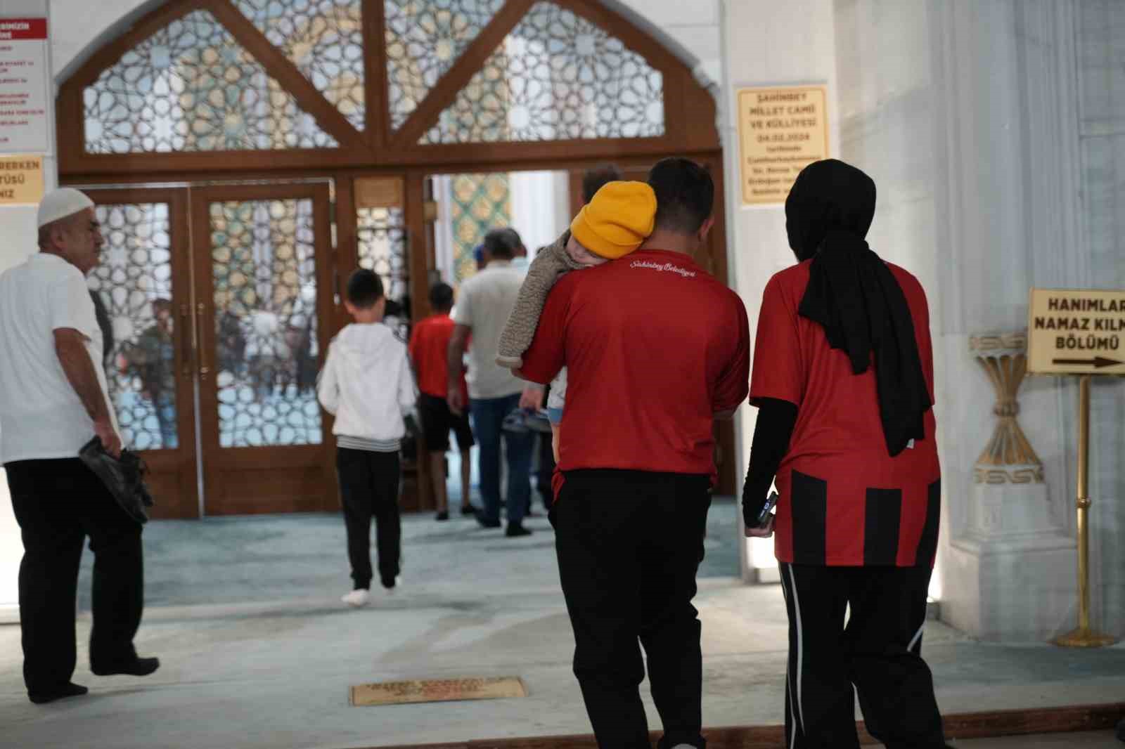 Dualarla milli takıma destek olundu, dev ekranda maç heyecanı yaşandı 5 dualarla milli takima destek olundu dev ekranda mac heyecani yasandi 1 KbSwqK7z
